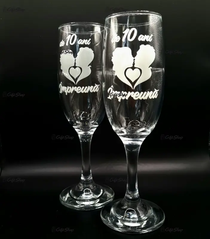 Aniversare 10 ani sarut, set 2 pahare cu mesaj in cutie